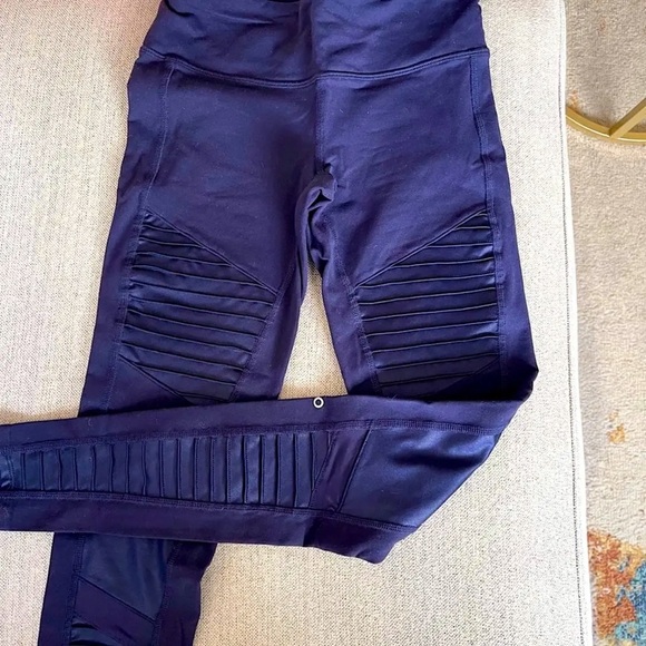 Women’s ALO Yoga Moto Leggings (XS) - Picture 2 of 6